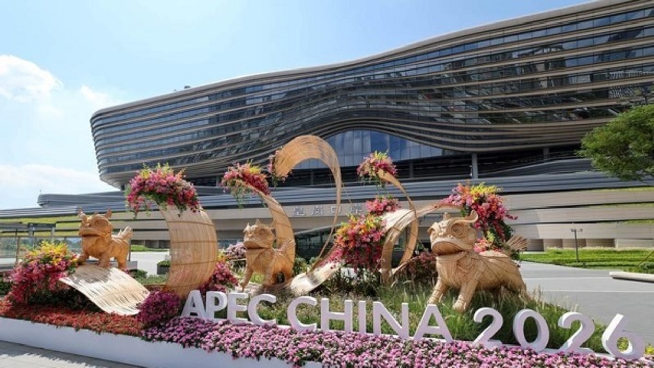 Reunião trilateral na China entre Putin, Xi e Trump estaria sendo preparada Decoração temática da APEC China 2026 no Porto de Huanggang, localizado em Shenzhen, na China