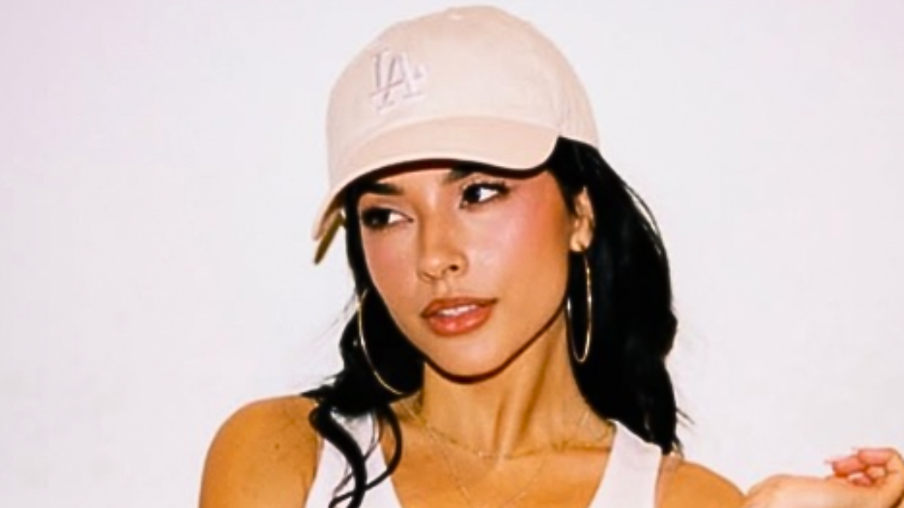 Becky G revive o Y2K com jeans de cintura baixa na Guess