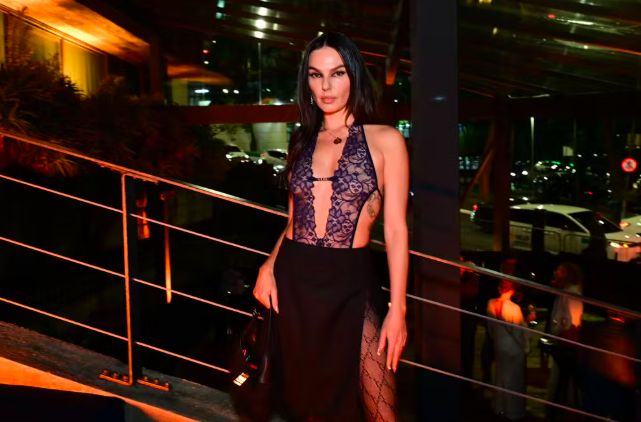 Isis Valverde aposta em body transparente e saia fendida no MASP em São Paulo