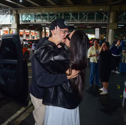 Grávida, Sabrina Sato desembarca de Paris e recebida aos beijos por Nicolas Prattes