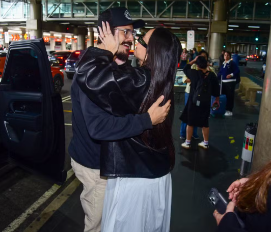 Grávida, Sabrina Sato desembarca de Paris e recebida aos beijos por Nicolas Prattes