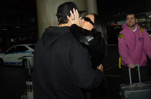 Grávida, Sabrina Sato desembarca de Paris e recebida aos beijos por Nicolas Prattes