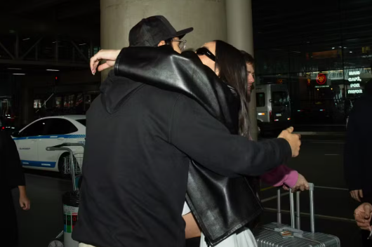Grávida, Sabrina Sato desembarca de Paris e recebida aos beijos por Nicolas Prattes
