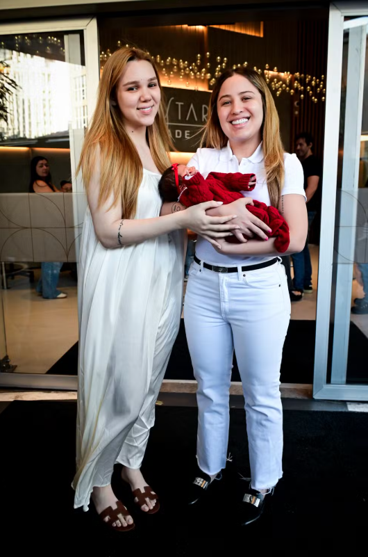 Mari Fernandez e Júlia Ribeiro deixam maternidade após nascimento da primeira filha
