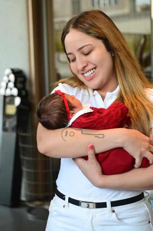 Mari Fernandez e Júlia Ribeiro deixam maternidade após nascimento da primeira filha