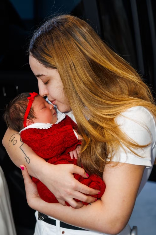 Mari Fernandez e Júlia Ribeiro deixam maternidade após nascimento da primeira filha