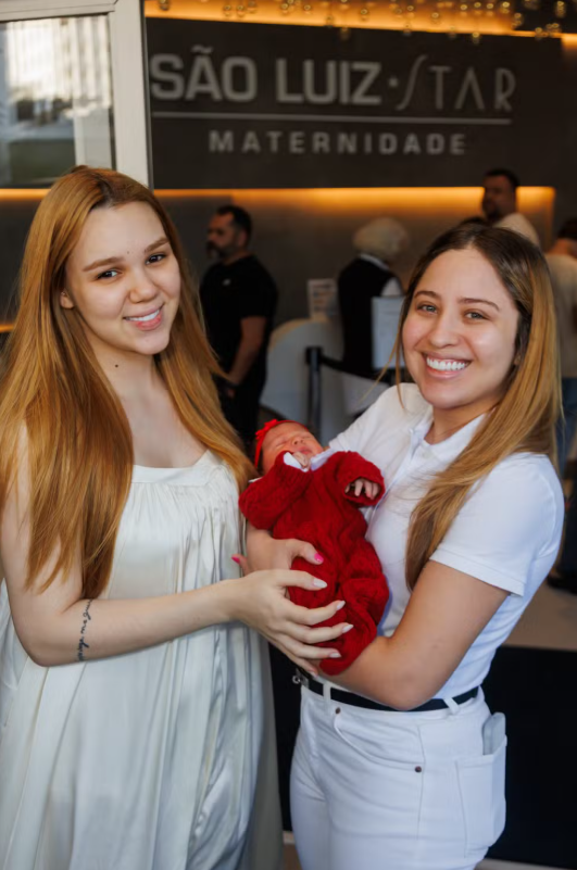 Mari Fernandez e Júlia Ribeiro deixam maternidade após nascimento da primeira filha