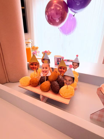 Neymar e Bruna Biancardi celebram aniversário da filha com flores e 'coroação'