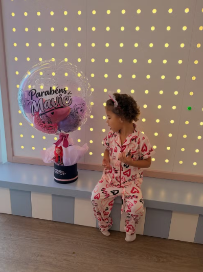 Neymar e Bruna Biancardi celebram aniversário da filha com flores e 'coroação'
