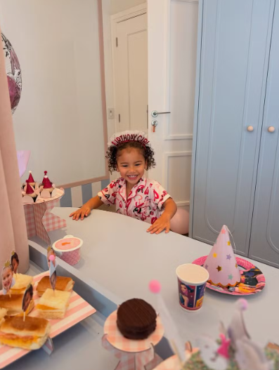 Neymar e Bruna Biancardi celebram aniversário da filha com flores e 'coroação'