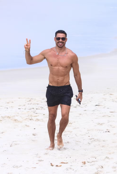 Cauã Reymond é visto sozinho na praia em meio a rumores de novo affair