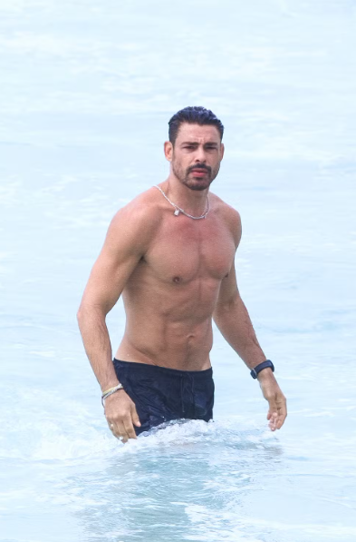 Cauã Reymond é visto sozinho na praia em meio a rumores de novo affair