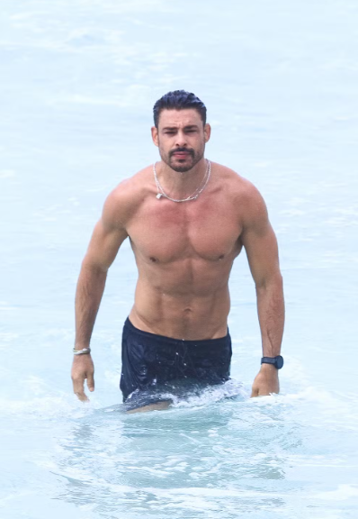 Cauã Reymond é visto sozinho na praia em meio a rumores de novo affair