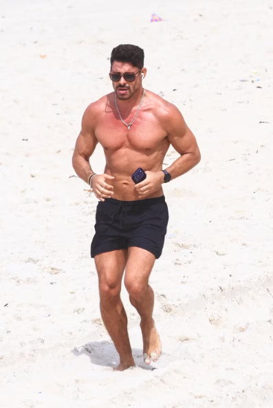 Cauã Reymond é visto sozinho na praia em meio a rumores de novo affair