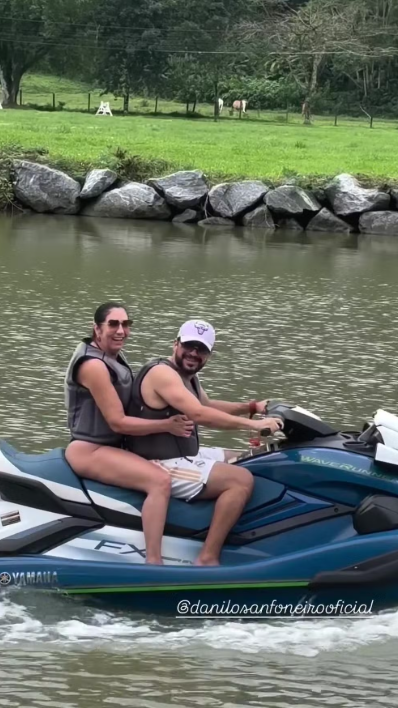 Mãe de Virginia Fonseca curte mansão em Mangaratiba ao lado do namorado e amigas