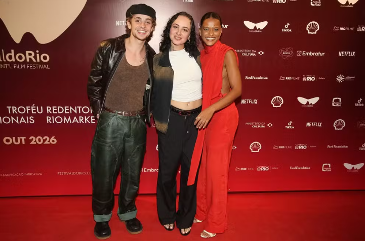 Juliano Floss surge ao lado de Thainá Duarte no Festival do Rio após rumores de namoro Juliano Floss surge ao lado de Thainá Duarte no Festival do Rio após rumores de namoro