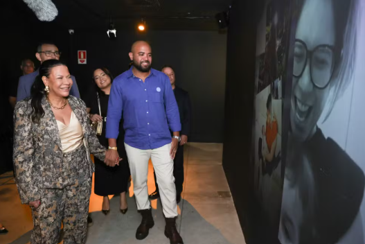 Mãe de Marília Mendonça se emociona ao ver homenagem à filha em exposição inédita