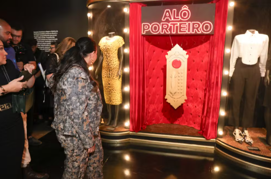 Mãe de Marília Mendonça se emociona ao ver homenagem à filha em exposição inédita