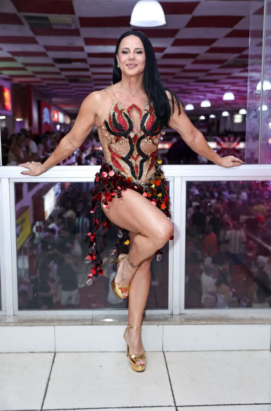 Viviane Araujo e marido protagonizam momento romântico na quadra do Salgueiro