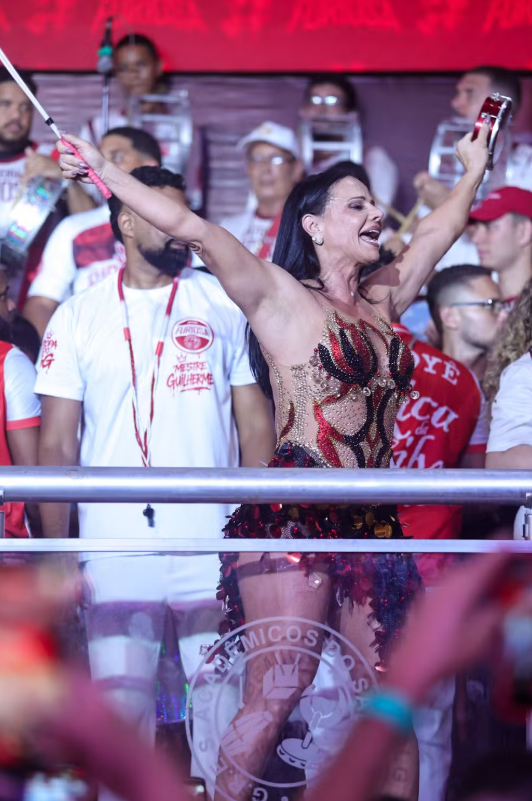 Viviane Araujo e marido protagonizam momento romântico na quadra do Salgueiro