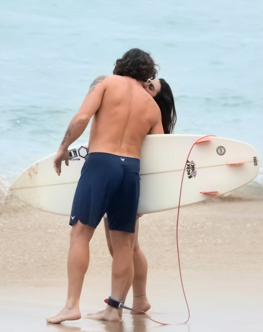 Mari Saad e Rômulo Arantes Neto protagonizam momento romântico em praia carioca
