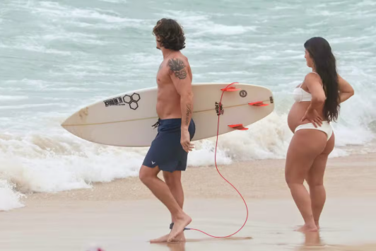 Mari Saad e Rômulo Arantes Neto protagonizam momento romântico em praia carioca
