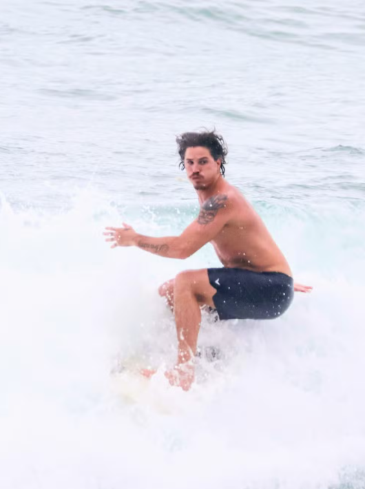 Mari Saad e Rômulo Arantes Neto protagonizam momento romântico em praia carioca