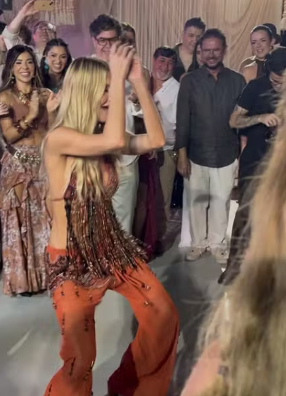 Ana Paula Siebert faz dança de "Na Boquinha da Garrafa" em festa de luxo Ana Paula Siebert faz dança de "Na Boquinha da Garrafa" em festa de luxo