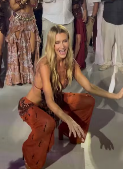 Ana Paula Siebert faz dança de "Na Boquinha da Garrafa" em festa de luxo Ana Paula Siebert faz dança de "Na Boquinha da Garrafa" em festa de luxo