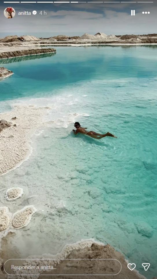 Anitta posa em cenário paradisíaco e destaca bronzeado durante viagem ao Egito
