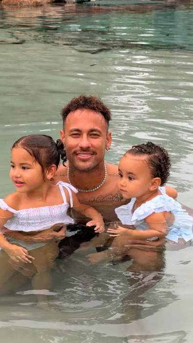 Neymar curte Dia das Crianças ao lado das filhas Mavie e Mel em mansão