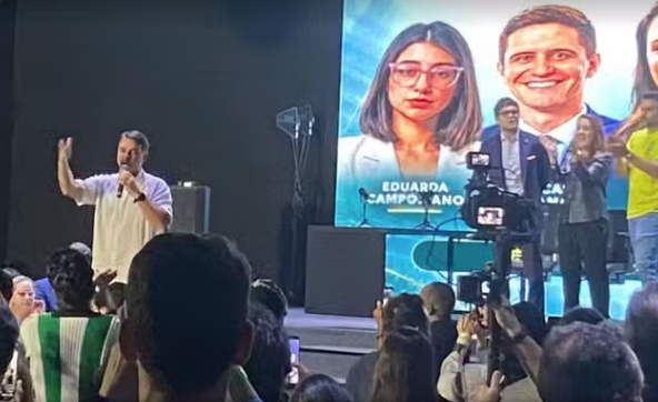 Flávio Bolsonaro participa de encontro com influenciadores, e Marçal orienta evitar ataques a Lula Flávio Bolsonaro participa de encontro com influenciadores, e Marçal orienta evitar ataques a Lula