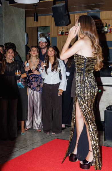 Após casamento e lua de mel, Conor Kennedy prestigia show de Giulia Be