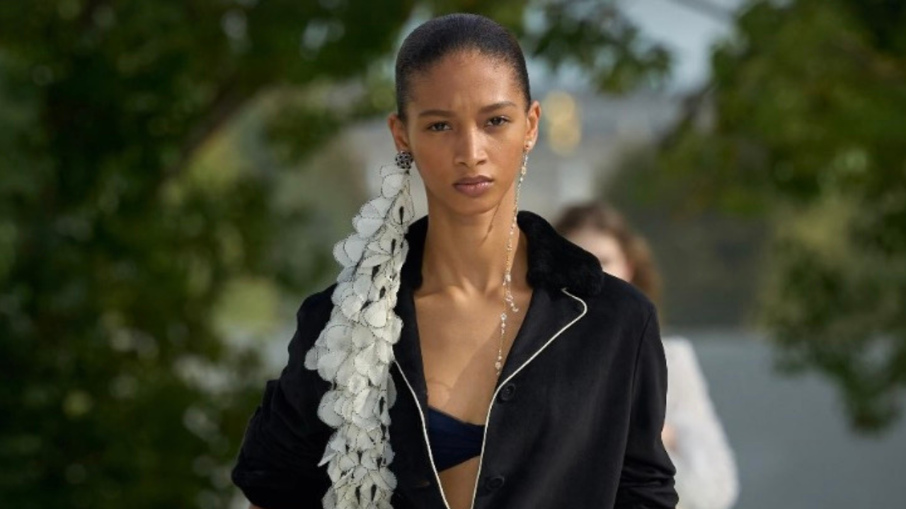 5 truques de styling das passarelas para transformar looks do dia a dia