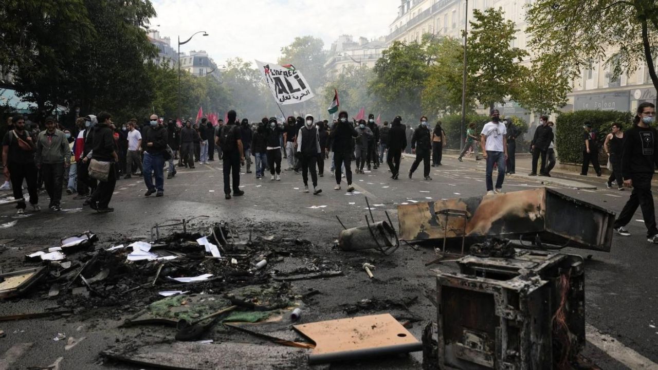 Adolescentes ficam gravemente feridos após repressão policial em protestos na França