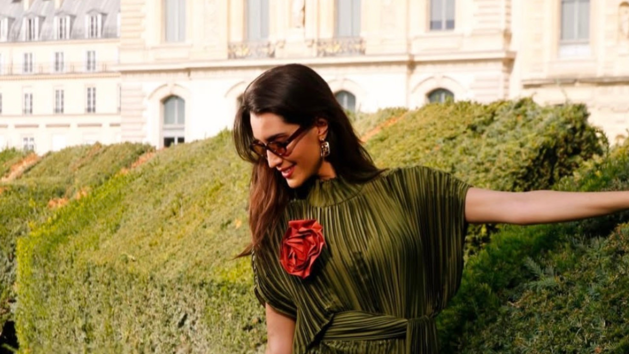Vestido plissado: como atualizar a peça com diferentes combinações de sapatos