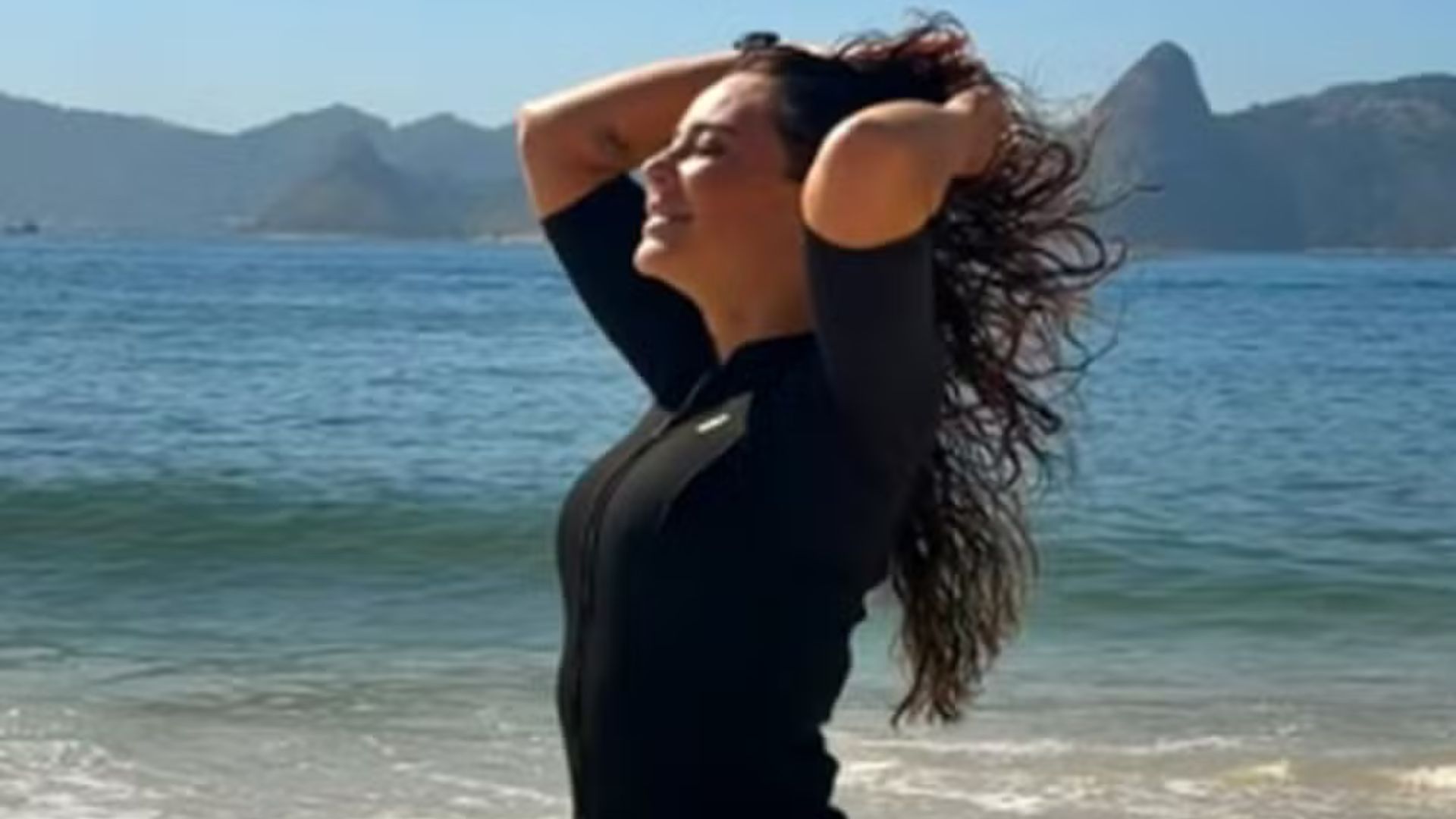 Paolla Oliveira abre álbum de fotos na praia e cala haters; saiba mais