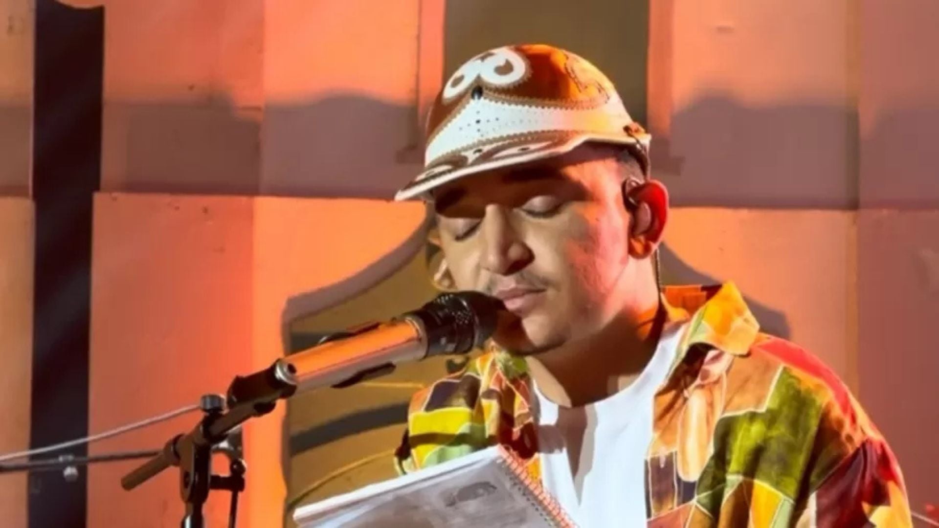 Cantor João Gomes responde a cobranças por posicionamento com carta lida durante show no Paraná