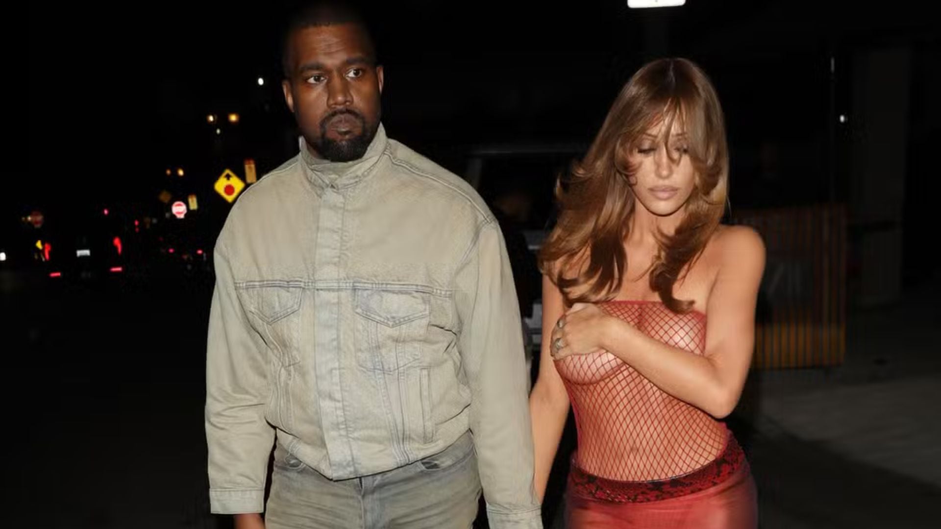 Bianca Censori chama atenção ao apostar em top transparente em boate com Kanye West