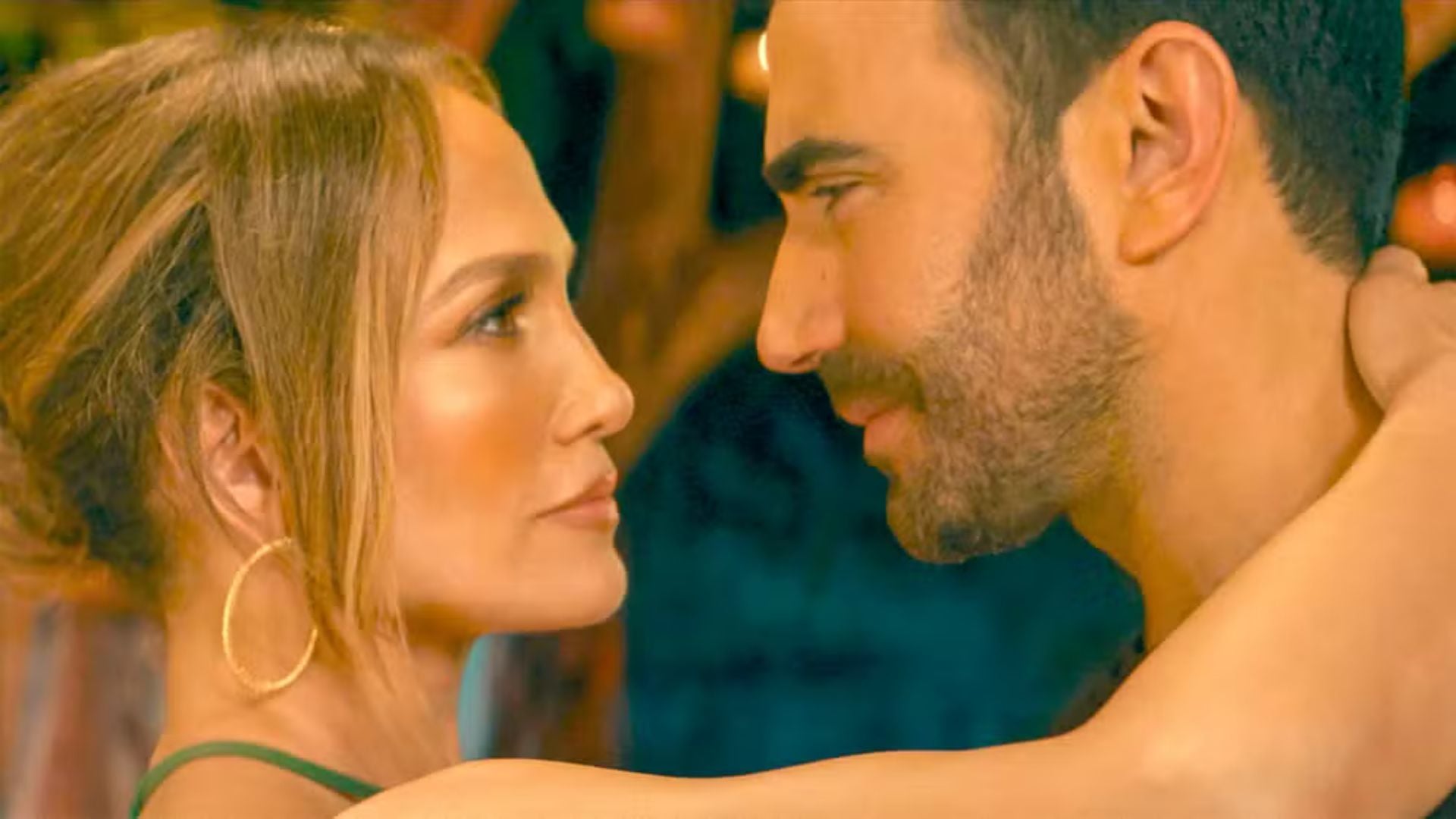 Jennifer Lopez é flagrada em festa acompanhada de estrela de ‘Ted Lasso’ e alimenta boatos de novo affair