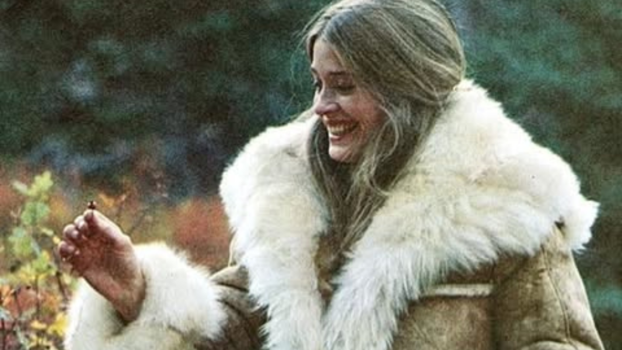 Casaco no estilo Penny Lane volta ao radar das fashionistas