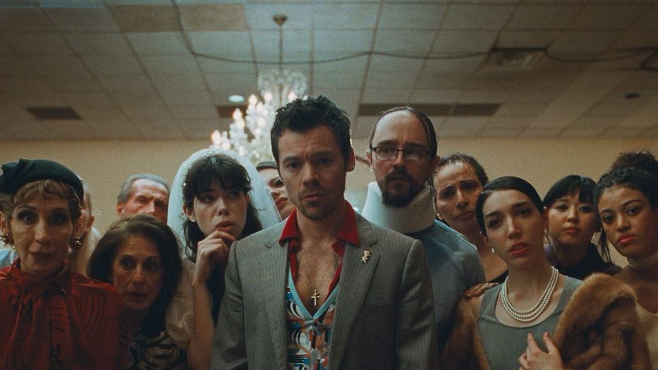 Harry Styles lança videoclipe para seu novo single “Coming Up Roses”