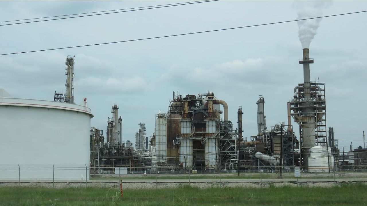 Petróleo sobe com tensão no Irã e estoques globais reduzidos estoque de petróleo em refinaria de Houston