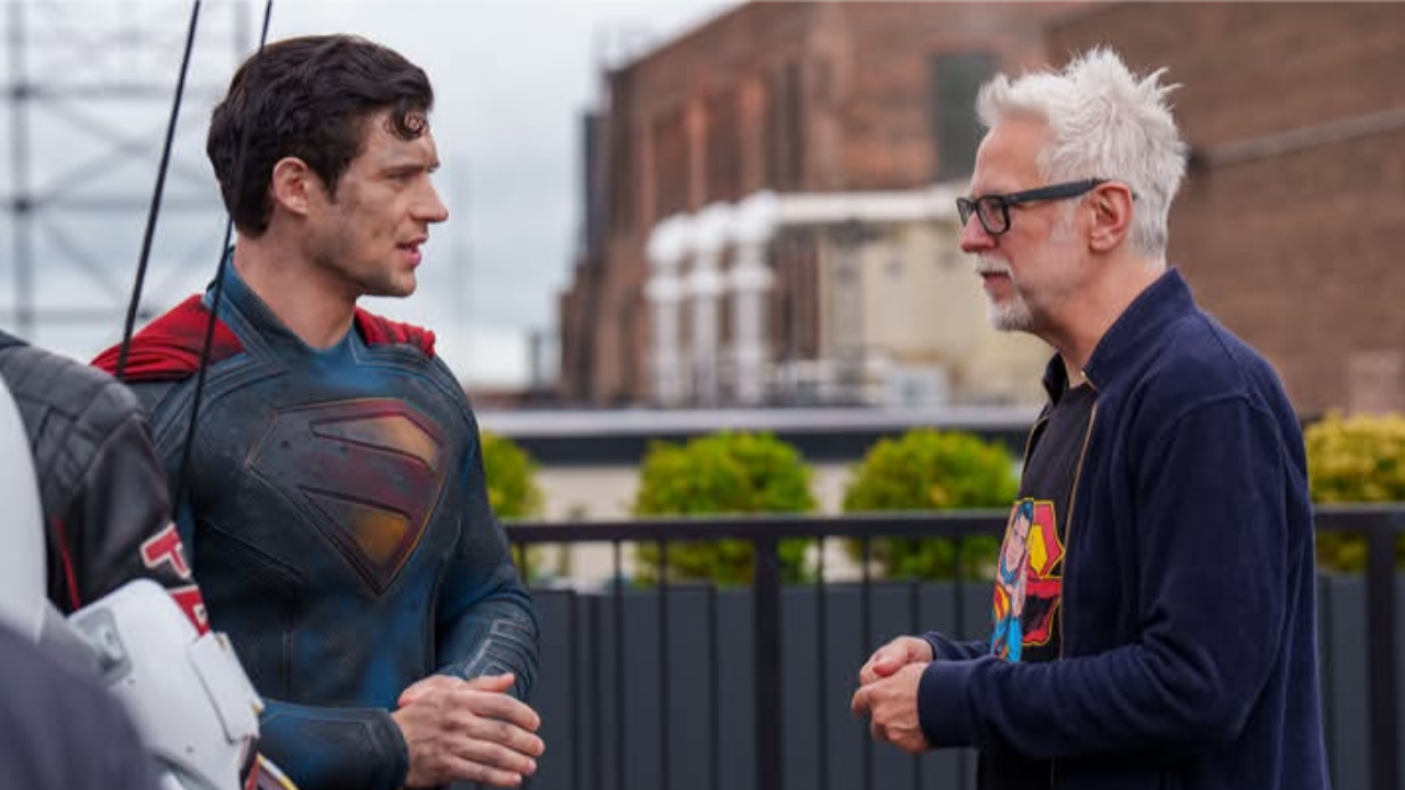 James Gunn e o ator David Corensweet no set de filmagens de "Superman"