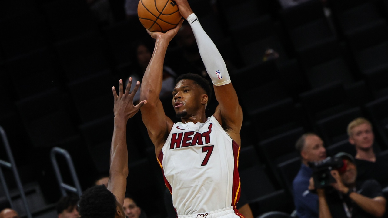 Giannis estreia com 35 pontos, mas Heat perde para Minnesota