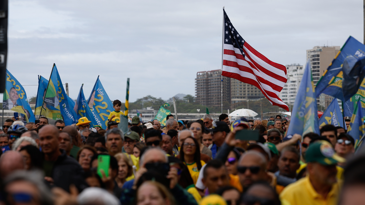 Apoiadores de Flávio Bolsonaro em comício do PL na praia de Copacabana