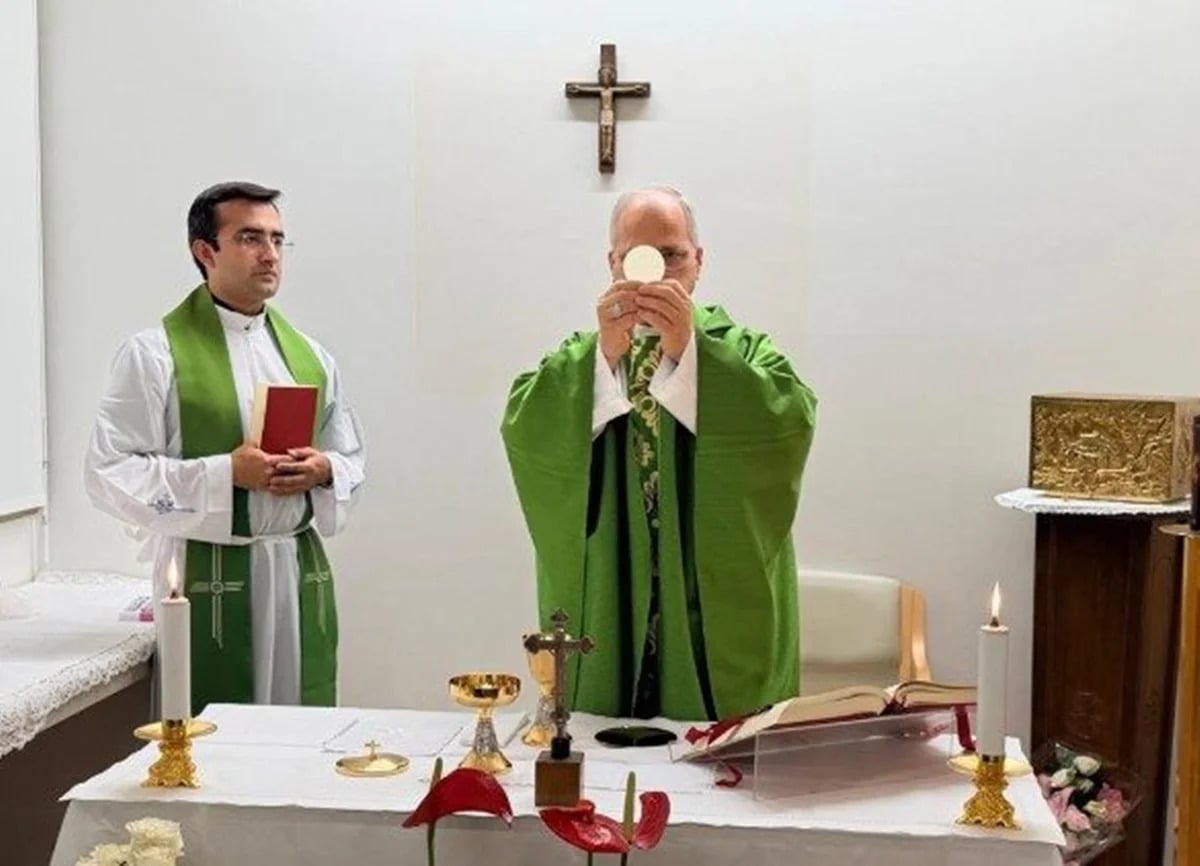 Papa Leão XIV surge em imagens inéditas após cirurgia e celebra missa no hospital