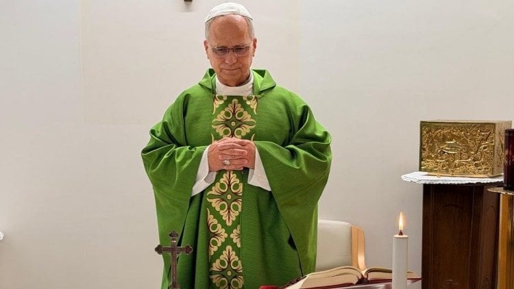 Papa Leão XIV surge em imagens inéditas após cirurgia e celebra missa no hospital