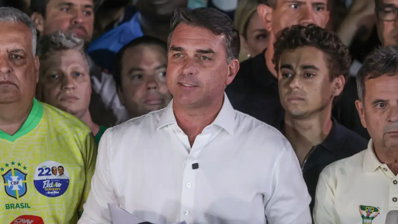 Flávio Bolsonaro usa passaporte cancelado para entrar nos EUA