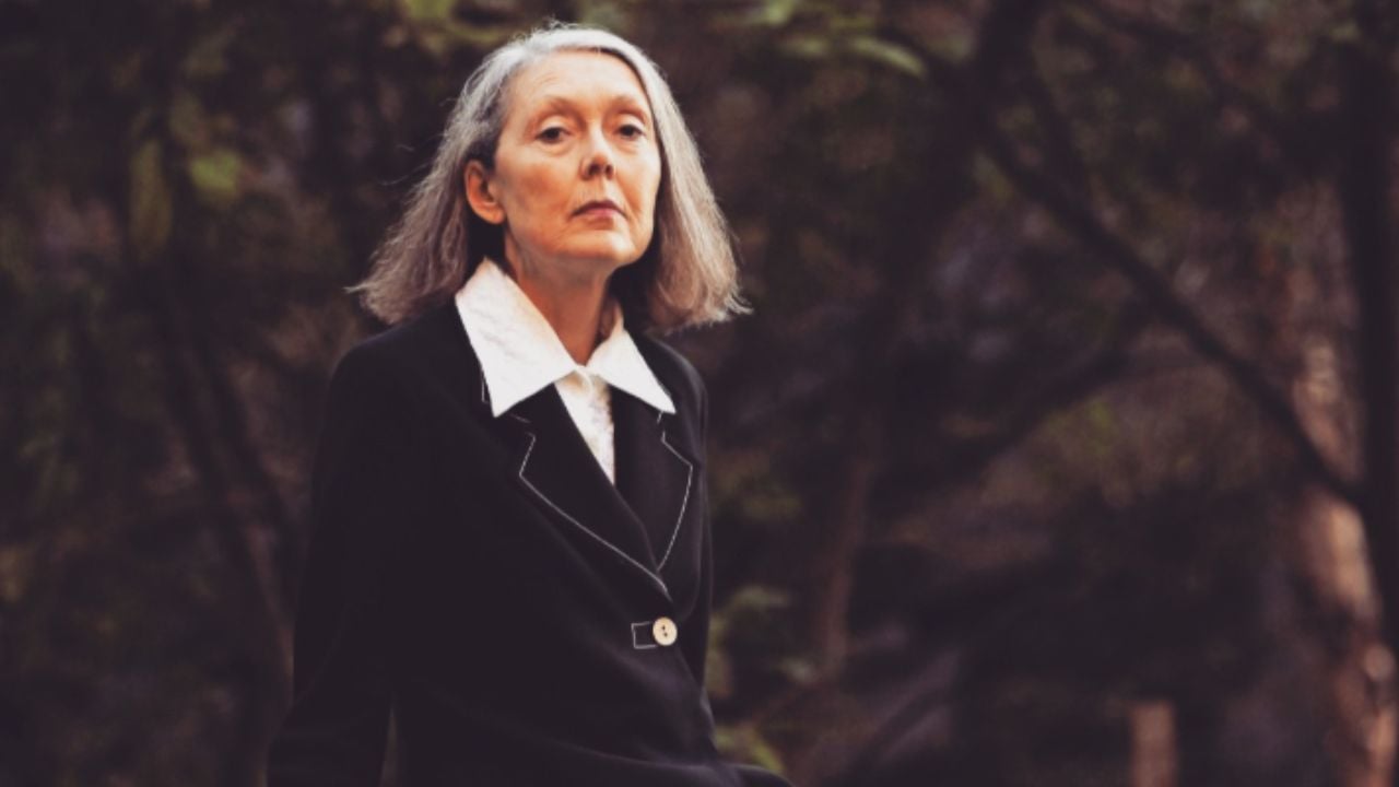 Nobel de Literatura 2026 é concedido à escritora canadense Anne Carson
